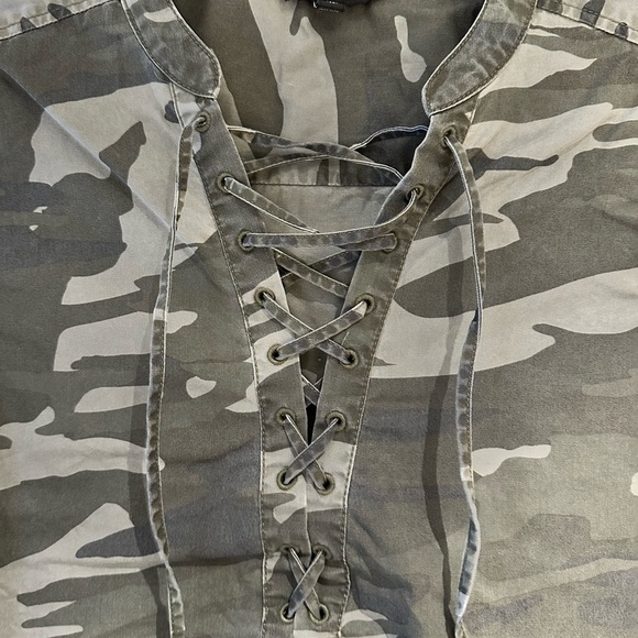 Express Camo Lace-Up Women's Short Sleeve Tee Shirt Size Extra Small - Picture 4 of 7
